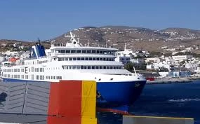 Θεαματική μανούβρα πλοίου στο λιμάνι της Τήνου: Κατάφερε να δέσει με 8 μποφόρ (Βίντεο)